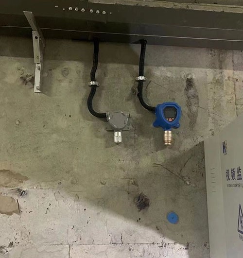 固定式氦氣泄漏檢測儀使用現場圖