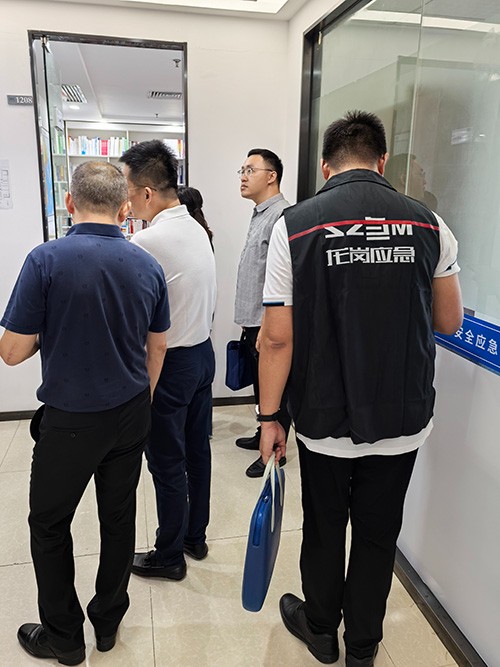 區(qū)人大常委會調(diào)研安全應(yīng)急產(chǎn)業(yè)活動